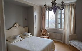 Chambre grise dans une demeure du 16ème à Saumur comprenant cuisine équipée